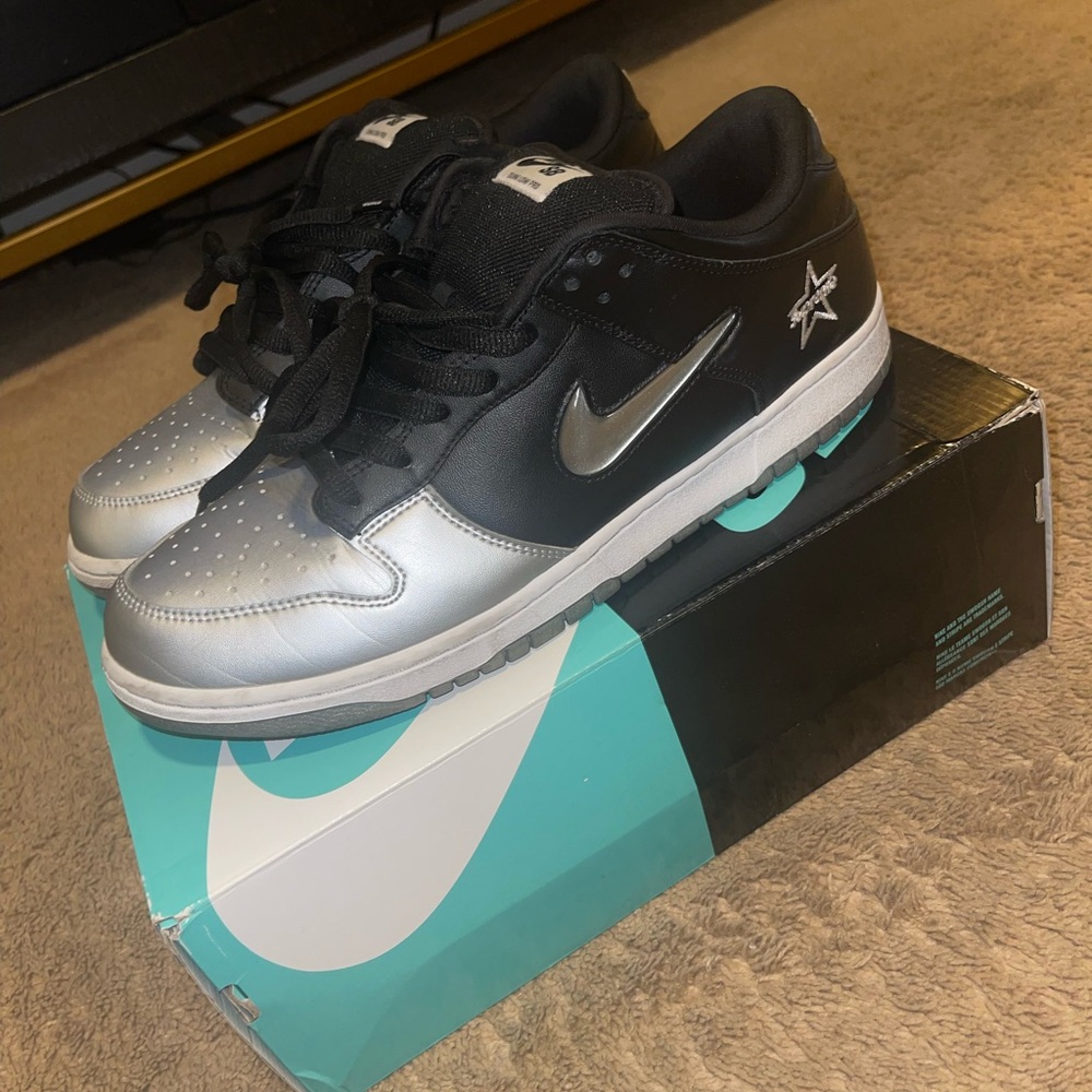 MENS NIKE SB DUNK LOW SUPREME JEWEL SWOOSH (SILVER)